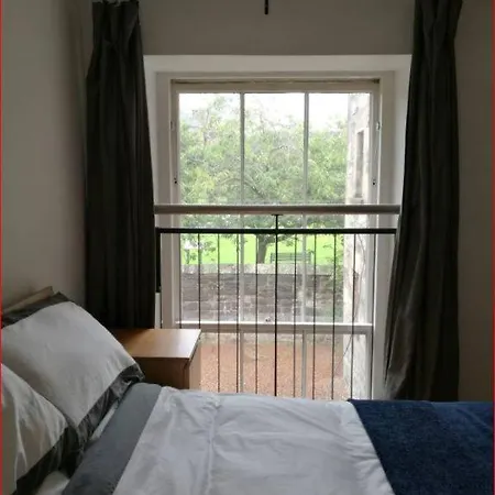 Mezzanine In Historic School Edimburgo