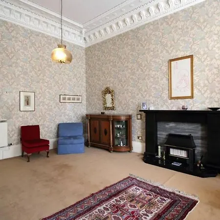 Quirky, West End, House شقة *