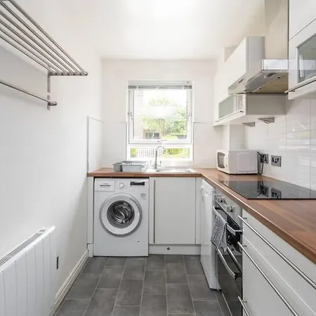 Lovely 2 Bedroom Flat With Free Parking And Garden *