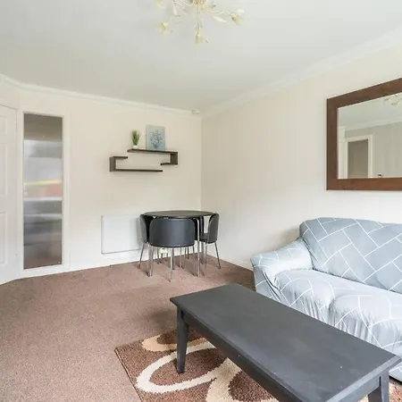 Lovely 2 Bedroom Flat With Free Parking And Garden