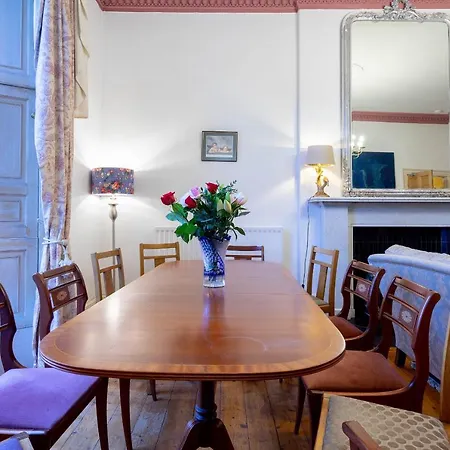 5-bedroom Flat Apartment *