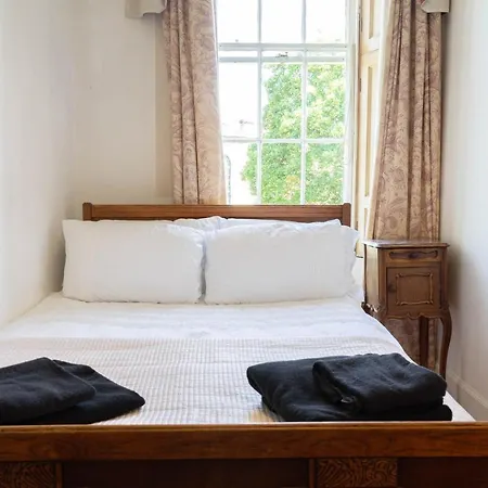 5-bedroom Flat Apartment
