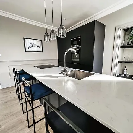 Super Modern & Stylish, Luxury 2 Bedroom Apt