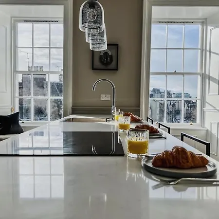 Super Modern & Stylish, Luxury 2 Bedroom Apt *