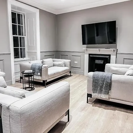 Super Modern & Stylish, Luxury 2 Bedroom Apt *
