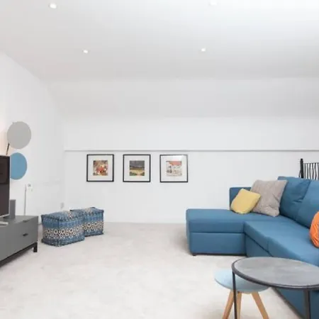 Lägenhet Deluxe Duplex With Garage