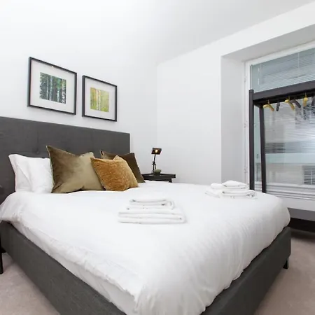 Lägenhet Deluxe Duplex With Garage