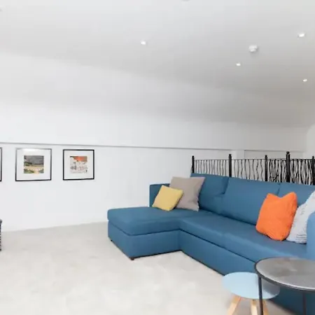 Deluxe Duplex With Garage *