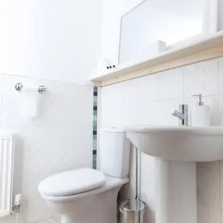 Deluxe Duplex With Garage *