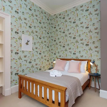 South Learmonth Gardens *