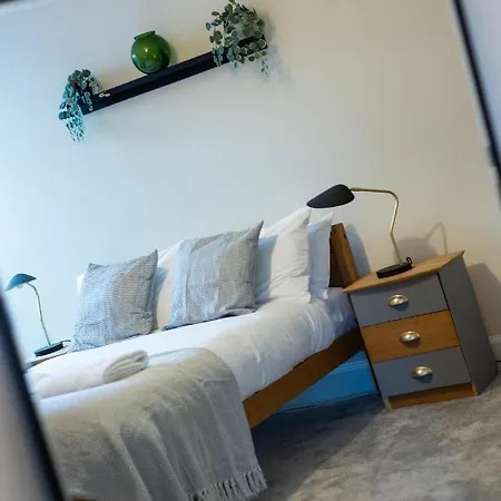 Lovely 3 Bed In Apartment *