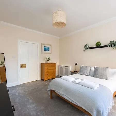 Lovely 3 Bed In Apartment Edinburgh