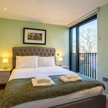 Amazing 2 Bedroom With Views Of Castle *