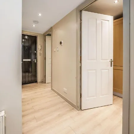 Heart Of Edinburgh's Old Town - Modern 2 Bedroom & Lift - Old Fishmarket Close. * Edinburgh