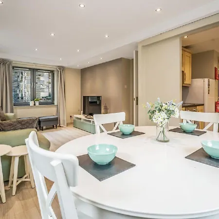 Heart Of Edinburgh's Old Town - Modern 2 Bedroom & Lift - Old Fishmarket Close. *