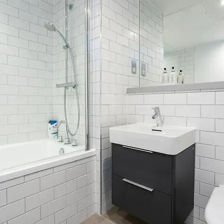 Amazing 2 Bedroom With Views Of Castle *