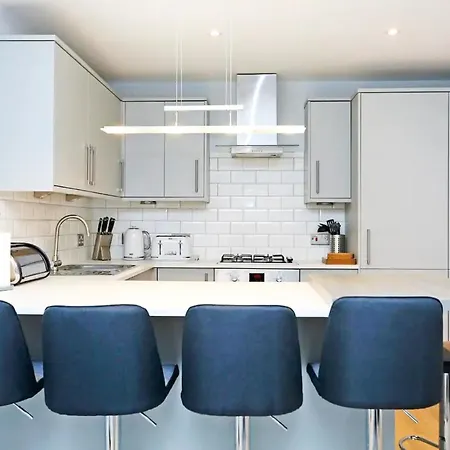 Modern 3 Bedroom Apartment, West End *