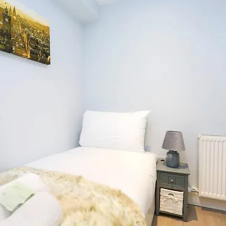 Modern 3 Bedroom Apartment, West End Edinburgh