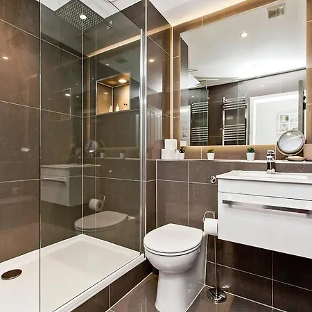 Modern & Spacious 1 Bed Apt, West End דירה *