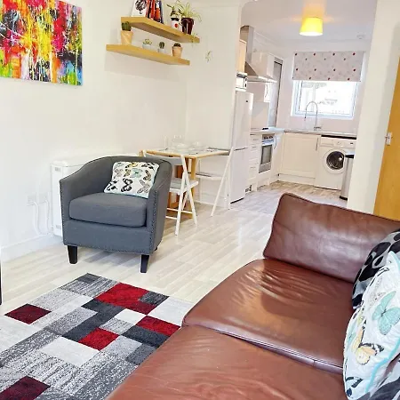 Apartment Bright 2 Bedroom -