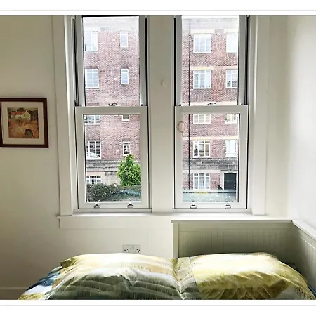 Spacious And Modern 2 Bedroom Flat Near The Centre Edimburgo