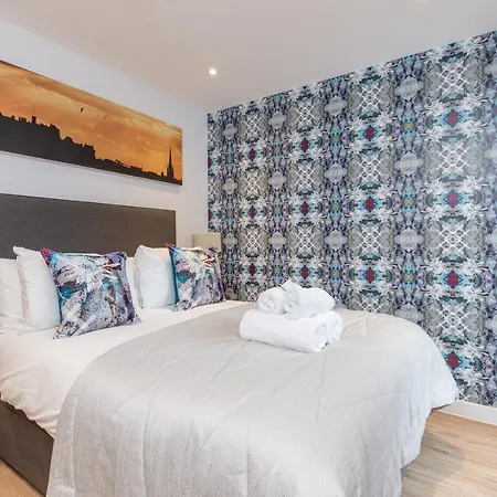 Sophisticated Studio For 2 W/ Edin Castle Views *