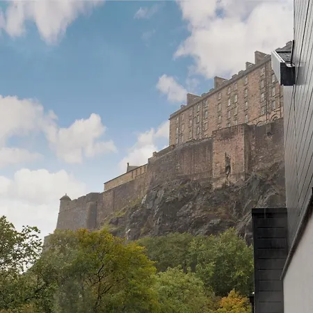 Sophisticated Studio For 2 W/ Edin Castle Views *