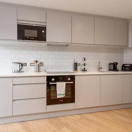 Sophisticated Studio For 2 W/ Edin Castle Views *