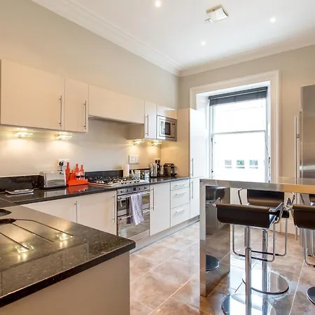 Apartament Exclusive 2 Bed, Free Private Parking, In West End *