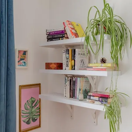 Апартаменты Stylish Flat In With Private Garden *