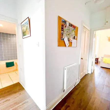 Open Plan 2 Bed Apt, Near Castle Apartmán