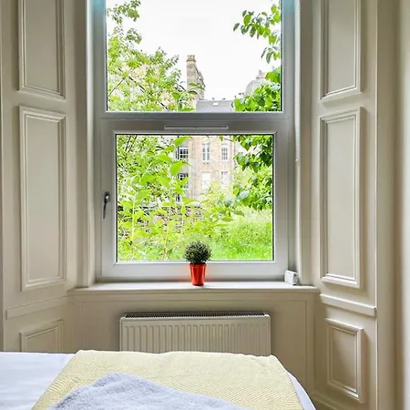 Desirable 2 Bed Near Castle Эдинбург