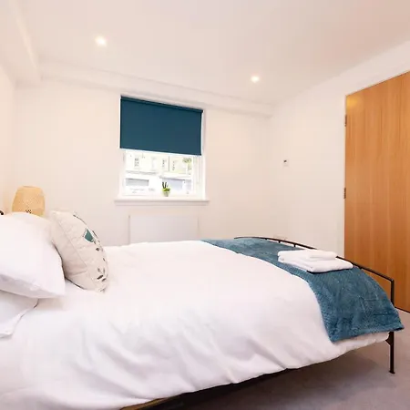 Modern 3-storey 3-bedroom *