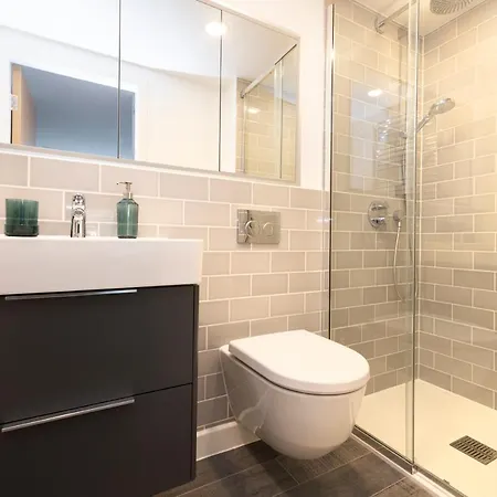 Modern 3-storey 3-bedroom *