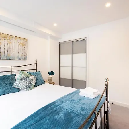 Modern 3-storey 3-bedroom Appartement *