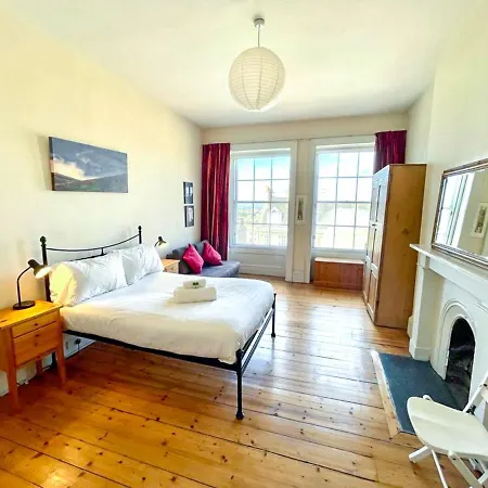 Incredible St Andrew's Sq - 2 Bed In The Sky * إدنبرة
