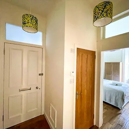 Апартаменты Desirable 2 Bed Near Castle