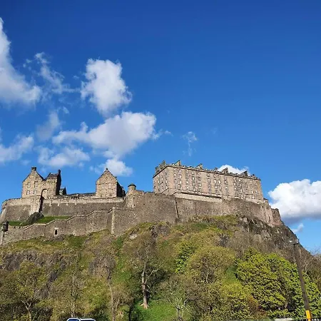 Lovely 2 Bedroom Flat In The Heart Of The *