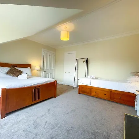 Remarkable 5br Townhouse With Garden, Sleeps 12