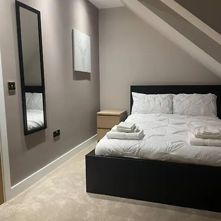 Lovely Three Bedroom Upper *