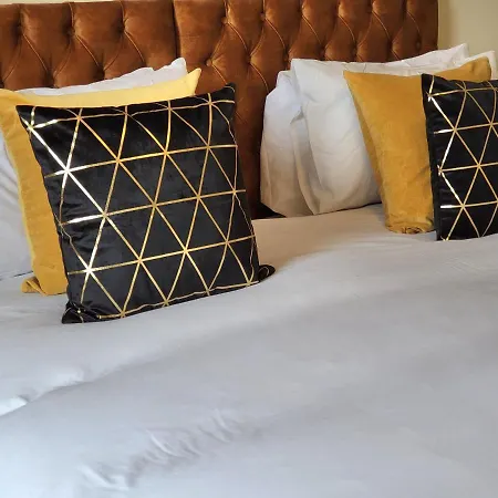 4 Bedrooms By Sensational Short Lets & Serviced *