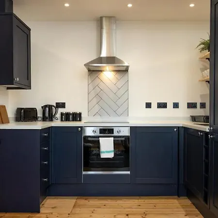 Brand New 1 Bedroom Right Beside Arthur's Seat Appartement *