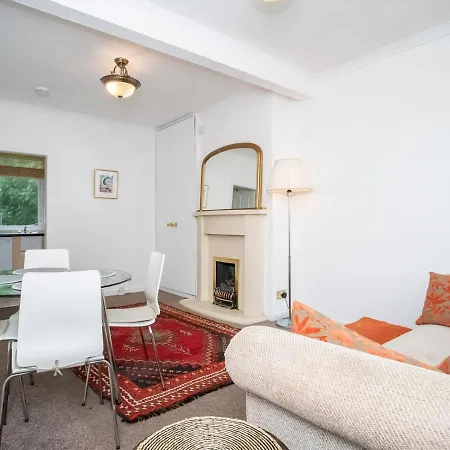 Centrally Located 2bed Flat With Free Parking * Edinburgh
