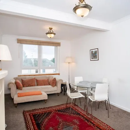 Centrally Located 2bed Flat With Free Parking *