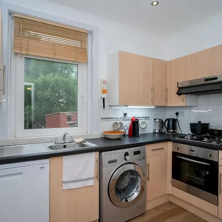 Apartment Centrally Located 2bed Flat With Free Parking *