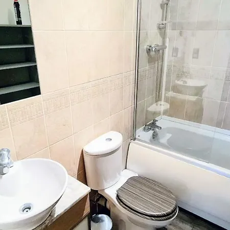 Modern Spacious 3 Bedroom Centre - Free Parking - Private Balcony - Excellent Service Apartment