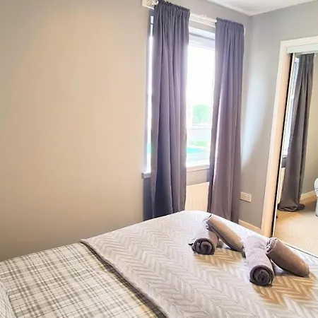 Apartment Modern Spacious 3 Bedroom Centre - Free Parking - Private Balcony - Excellent Service
