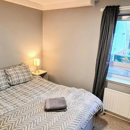Modern Spacious 3 Bedroom Centre - Free Parking - Private Balcony - Excellent Service Apartment Edinburgh