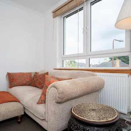 Centrally Located 2bed Flat With Free Parking