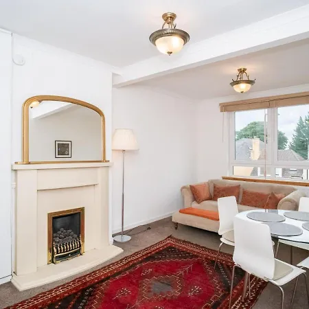 Centrally Located 2bed Flat With Free Parking Apartment